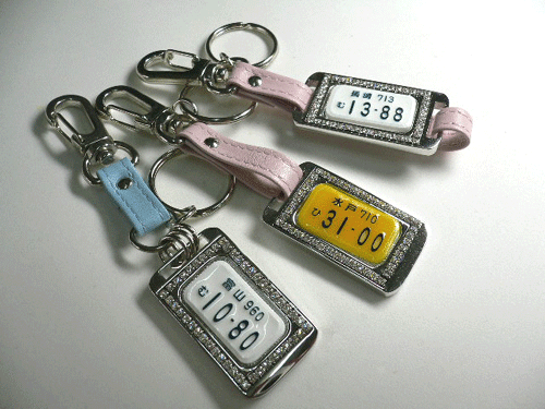 �N���X�^���i���o�[�v���[�g�L�[�z���_�[